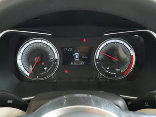 方向盘后方仪表盘