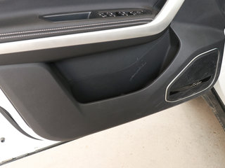 左前车门储存区域特写