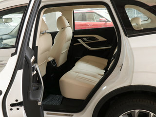 第二排座椅正视图