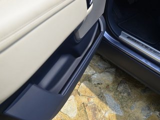 左前车门储存区域特写