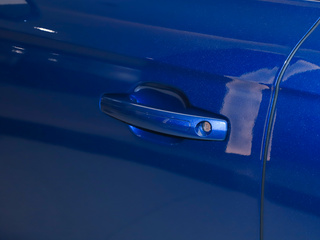 驾驶席车门把手特写