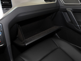 手套箱整体特写