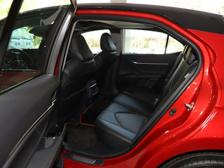 第二排座椅正视图