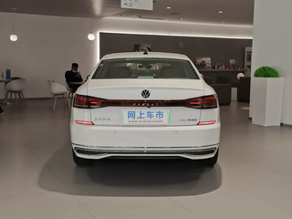 车辆正后方尾部视角