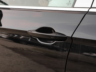 驾驶席车门把手特写