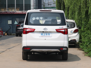 车辆正后方尾部视角