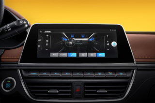 YOUNG光小新图片