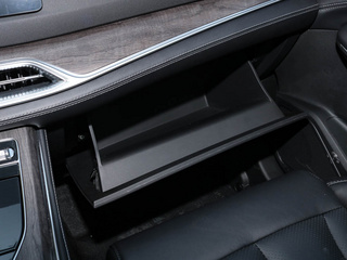 手套箱整体特写