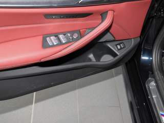 左前车门储存区域特写