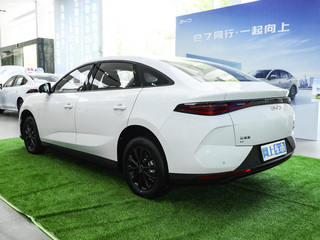 比亚迪e7图片