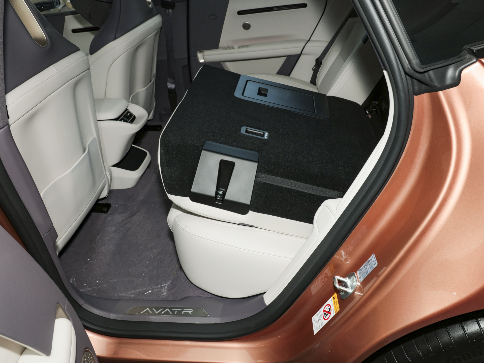 {阿維塔06T}圖片