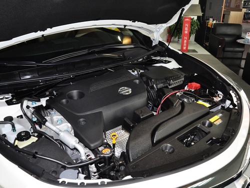 东风日产 2.5L 发动机主体特写