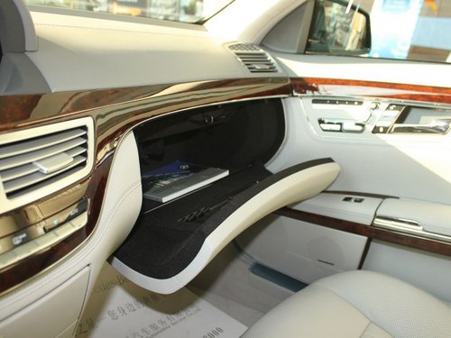 奔驰(进口)  S600 5.5 AT 手套箱整体特写