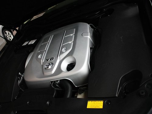 一汽丰田  皇冠 V6 2.5 AT 发动机局部特写