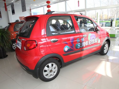 雪佛蘭(五菱)  新樂馳 1.2 MT 車輛右側(cè)尾部視角