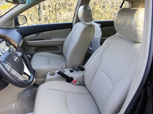 比亚迪  S6 2.4 AT 驾驶席座椅前45度视图