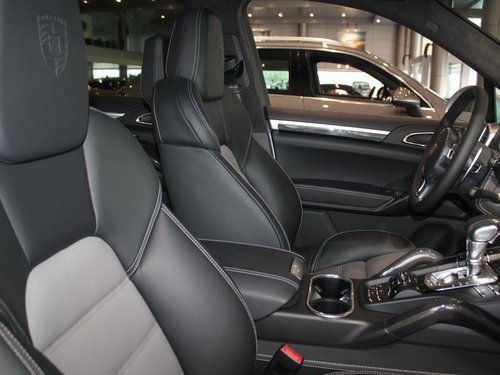 保时捷  Cayenne Turbo 4.8 AT 驾驶席座椅内侧特写