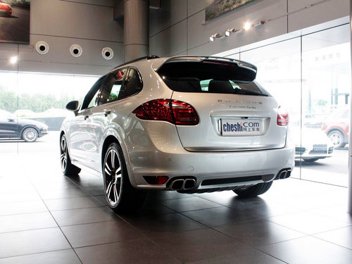 保时捷  Cayenne Turbo 4.8 AT 车辆左后45度视角