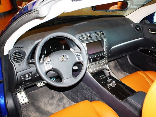 雷克萨斯  250C 2.5 自动 中控台左侧