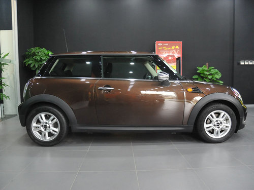 MINI  MINI ONE 1.6L AT 车辆正右侧