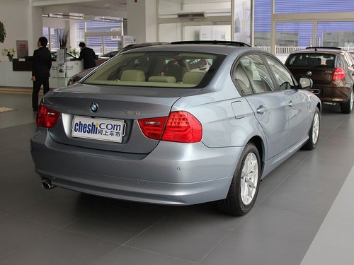 华晨宝马  318i 2.0 AT 车辆右侧尾部视角