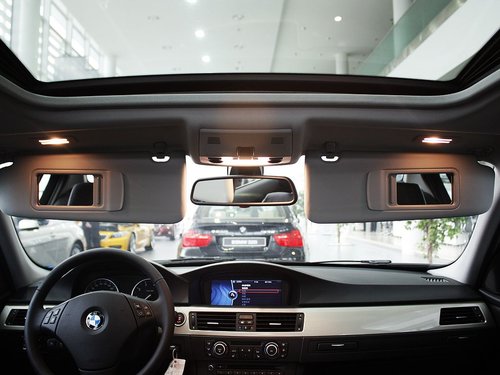 华晨宝马  320i 2.0 AT 前遮阳板打开