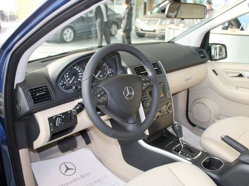 奔驰(进口)  A160 1.5 CVT 中控台左侧