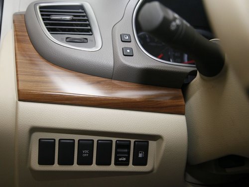 东风日产  公爵 2.5 XV CVT 方向盘左后仪表台