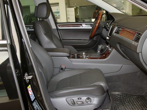 大众(进口) 途锐 V6 TSI 副驾驶座椅正视图