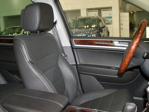 大众(进口) 途锐 V6 TSI 驾驶席座椅内侧特写