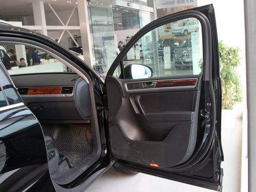 大众(进口) 途锐 V6 TSI 右前车门45度视角