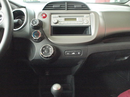 广汽本田  飞度 1.3 MT 中控仪表台总特写