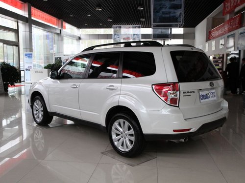 斯巴鲁  森林人 2.0XS AT 车辆左后45度视角