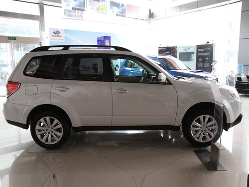 斯巴鲁  森林人 2.0XS AT 车辆正右侧