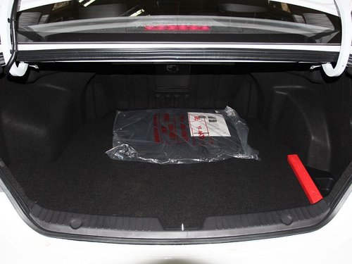 北京现代 第八代索纳塔 2.0 LUX AT 后备箱整体特写