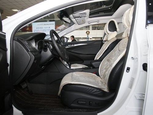 北京现代  第八代索纳塔 2.4 TOP AT 驾驶席座椅正视图