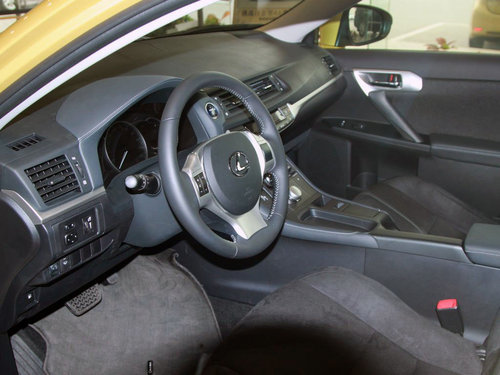 雷克萨斯 CT200h 1.8 CVT 中控台左侧