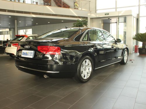 奧迪(進(jìn)口)  A8L 3.0TFSI High quattro 車輛右側(cè)尾部視角
