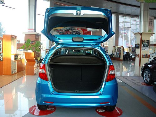 广汽本田  飞度 1.5L AT 后备箱整体特写