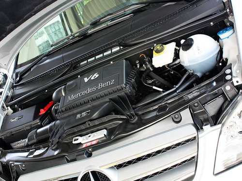 福建奔驰  Vinao 2.5L 自动 发动机主体特写