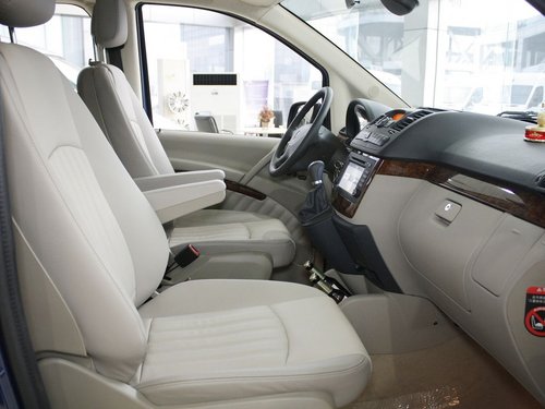 福建奔驰  唯雅诺Vinao 2.5L AT 副驾驶座椅正视图