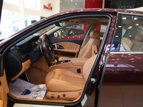 玛莎拉蒂  总裁Quattroporte 4.7 AT 驾驶席座椅正视图