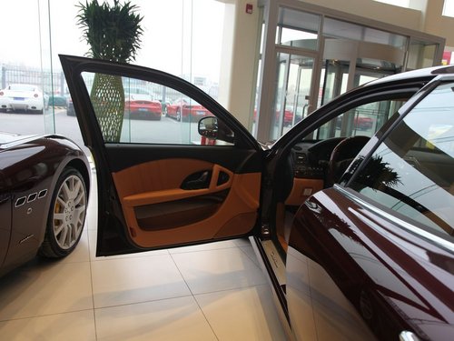 玛莎拉蒂  总裁Quattroporte 4.7 AT 左前车门正视图
