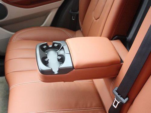 路虎  极光 2.0T AT 第二排座椅中间特写