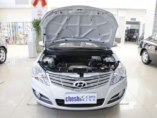 北京现代  悦动 1.6 GLS AT 车辆发动机舱整体