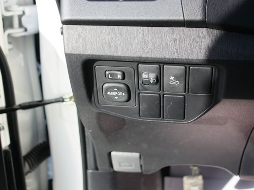 一汽丰田  普锐斯 1.8 CVT 方向盘左后仪表台