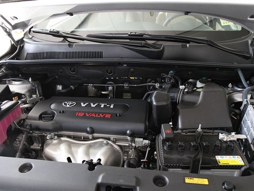 一汽丰田  RAV4 2.4 AT 发动机主体特写