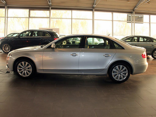 一汽奥迪  A4L 2.0 TFSI CVT 车辆左正侧视角