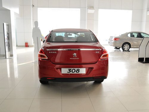 东风标致  308 1.6L AT 车辆正后方尾部视角