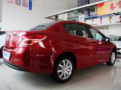 东风标致  308 2.0L AT 车辆右侧尾部视角